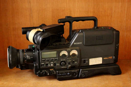 Caméra vidéo couleurs Hi8 Sony PRO - CCD V5000 E Caméra vidéo couleurs Hi8 Sony PRO - CCD V5000 E